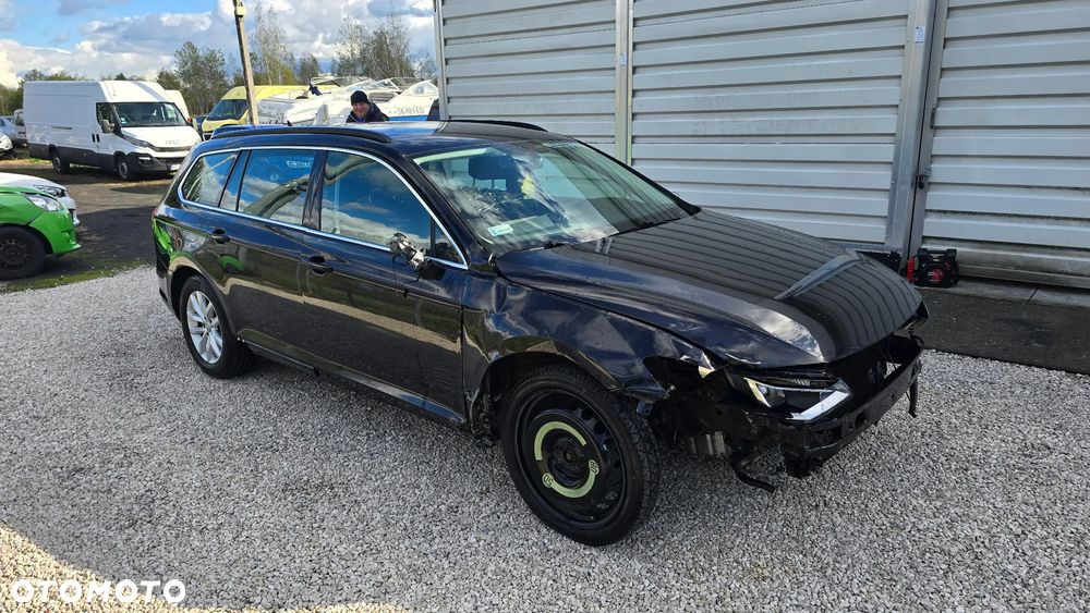 Volkswagen Passat - 1