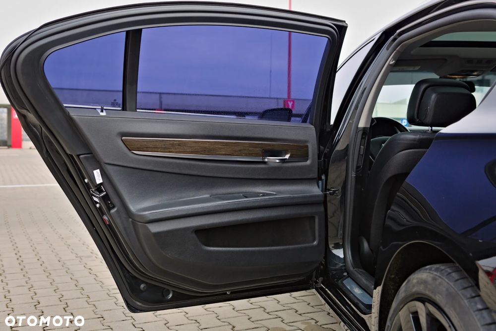 BMW Seria 7 740i - 36