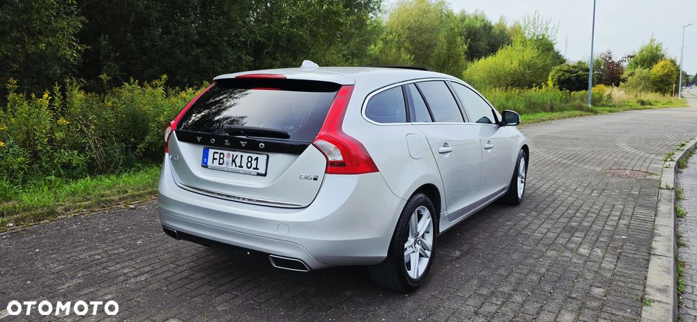 Volvo V60 D6 AWD Plug-in Hybrid R-Design Momentum - 3