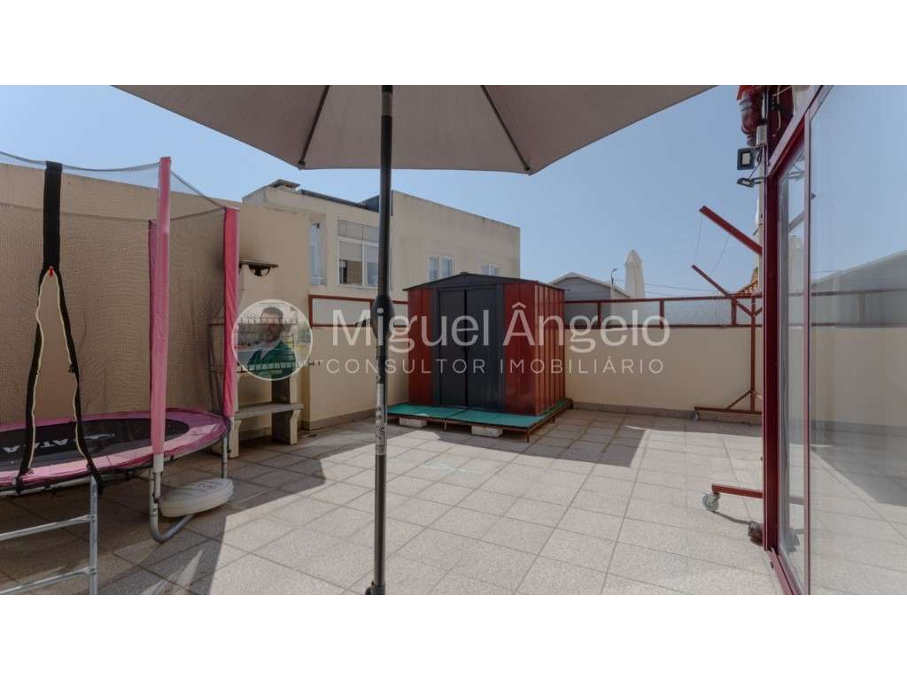 Apartamento T2 R/C c/ terraço e lugar de garagem p/ 2 carros - Grande imagem: 5/30