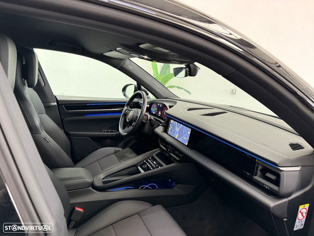 Porsche Macan Electric 4 - 6