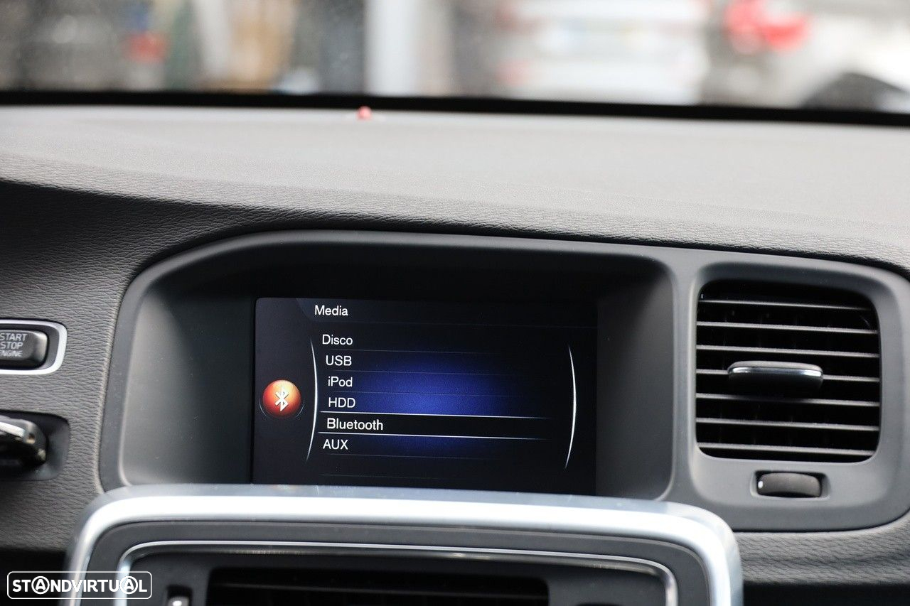 Volvo V60 2.4 D6 R-Design Mom.AWD Phev - 17
