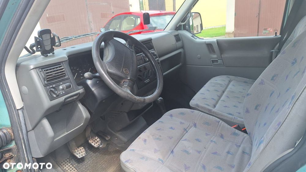 Volkswagen Caravelle - 11