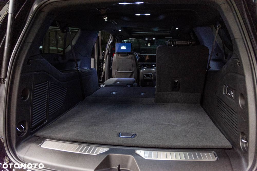 Chevrolet Suburban - 11