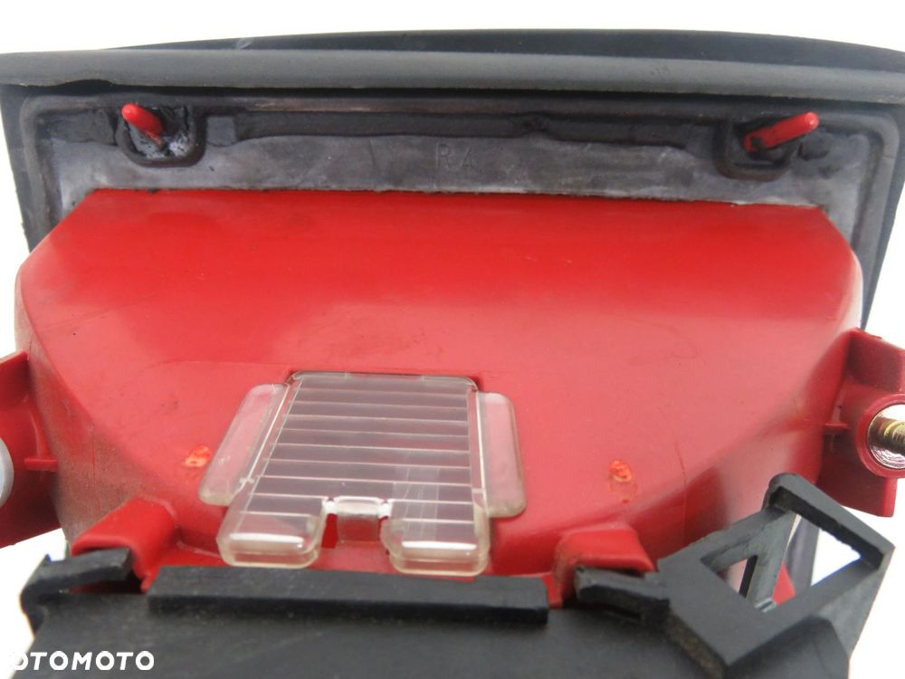 LAMPA PRAWA TYLNA AUDI 80 B4 R295102 29632202 - 13