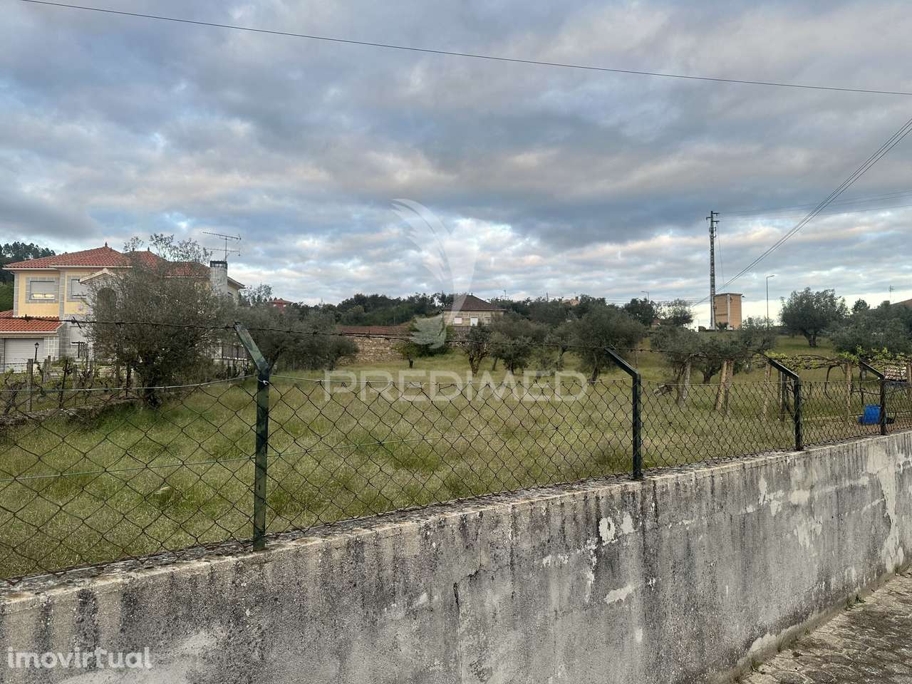 Moradia para restauro com 8.884m2 de terreno - Grande imagem: 2/11