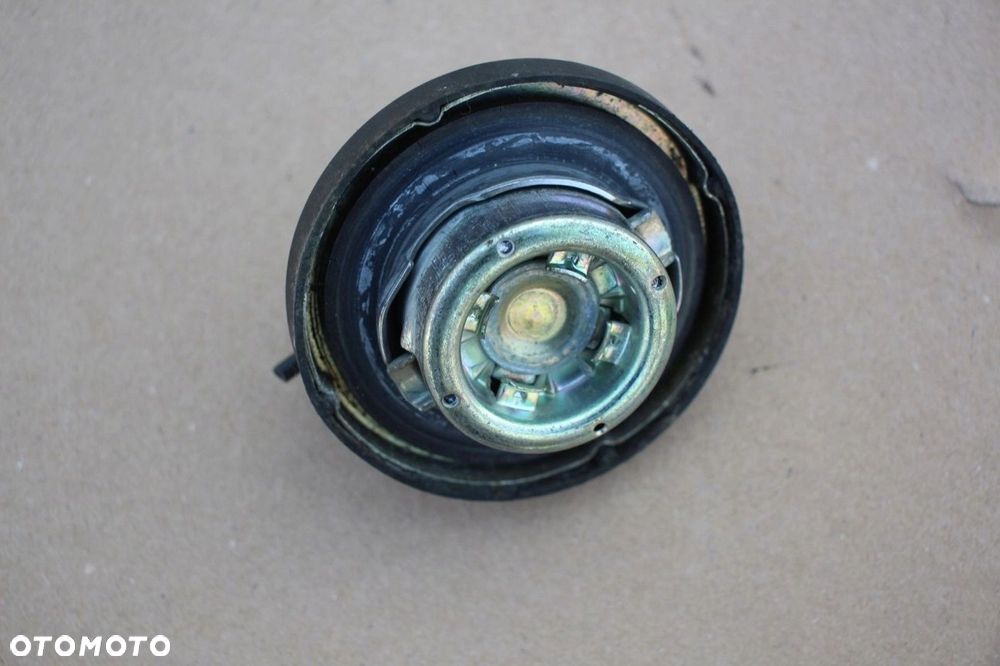 Korek wlewu paliwa BMW e30 e32 e34 e36 z3 BENZYNA oryginalny - 1