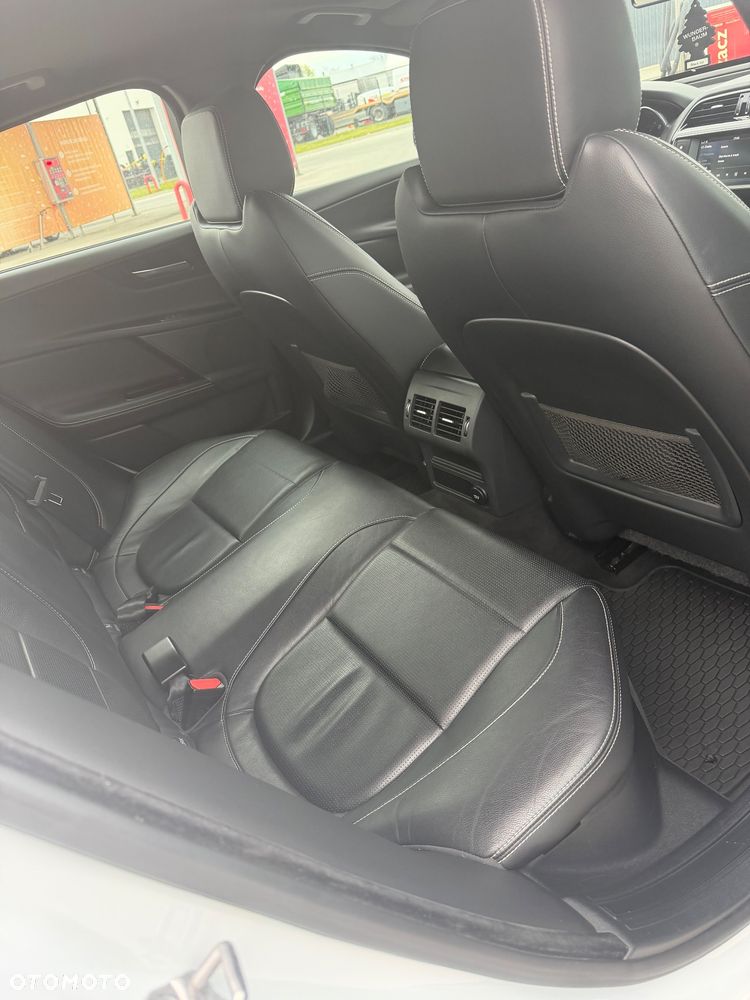 Jaguar XE 2.0 D R-Sport - 10