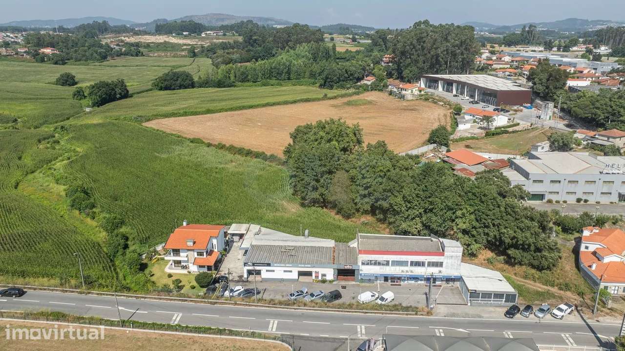 Terreno de grande dimensão com capacidade edificativa e área agrícola - Grande imagem: 2/8