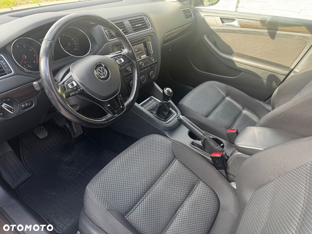 Volkswagen Jetta - 11