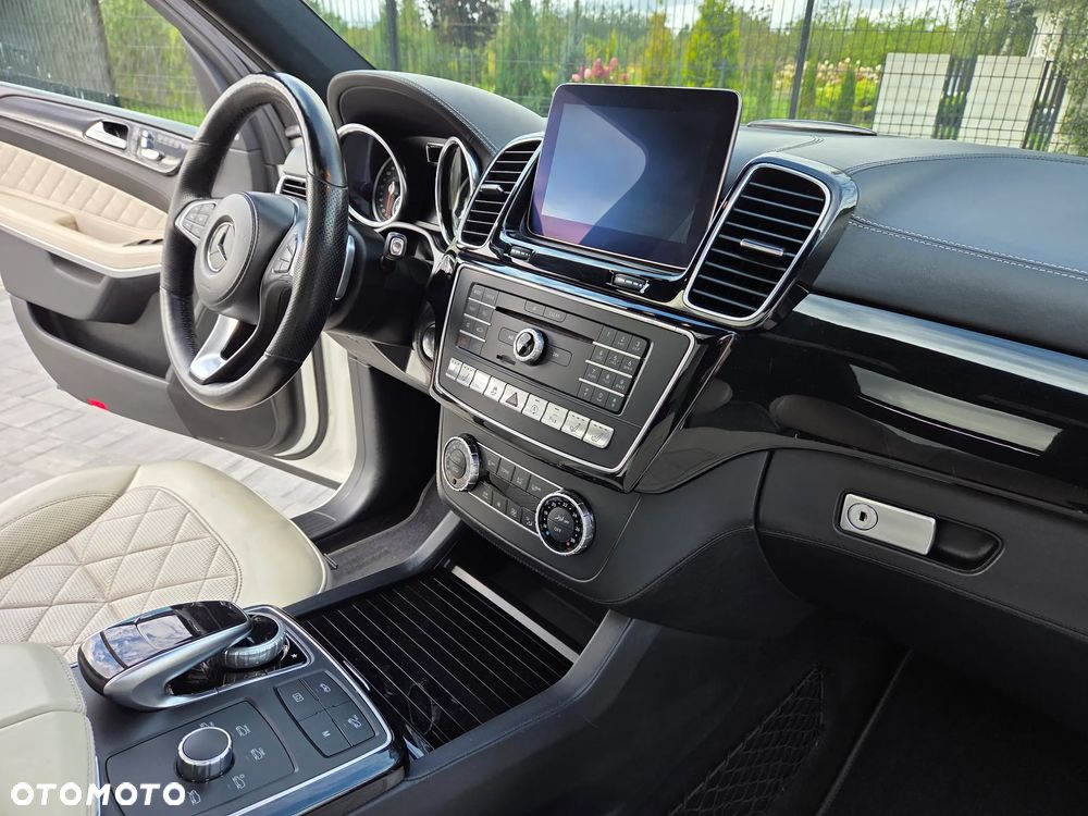 Mercedes-Benz GLS - 27