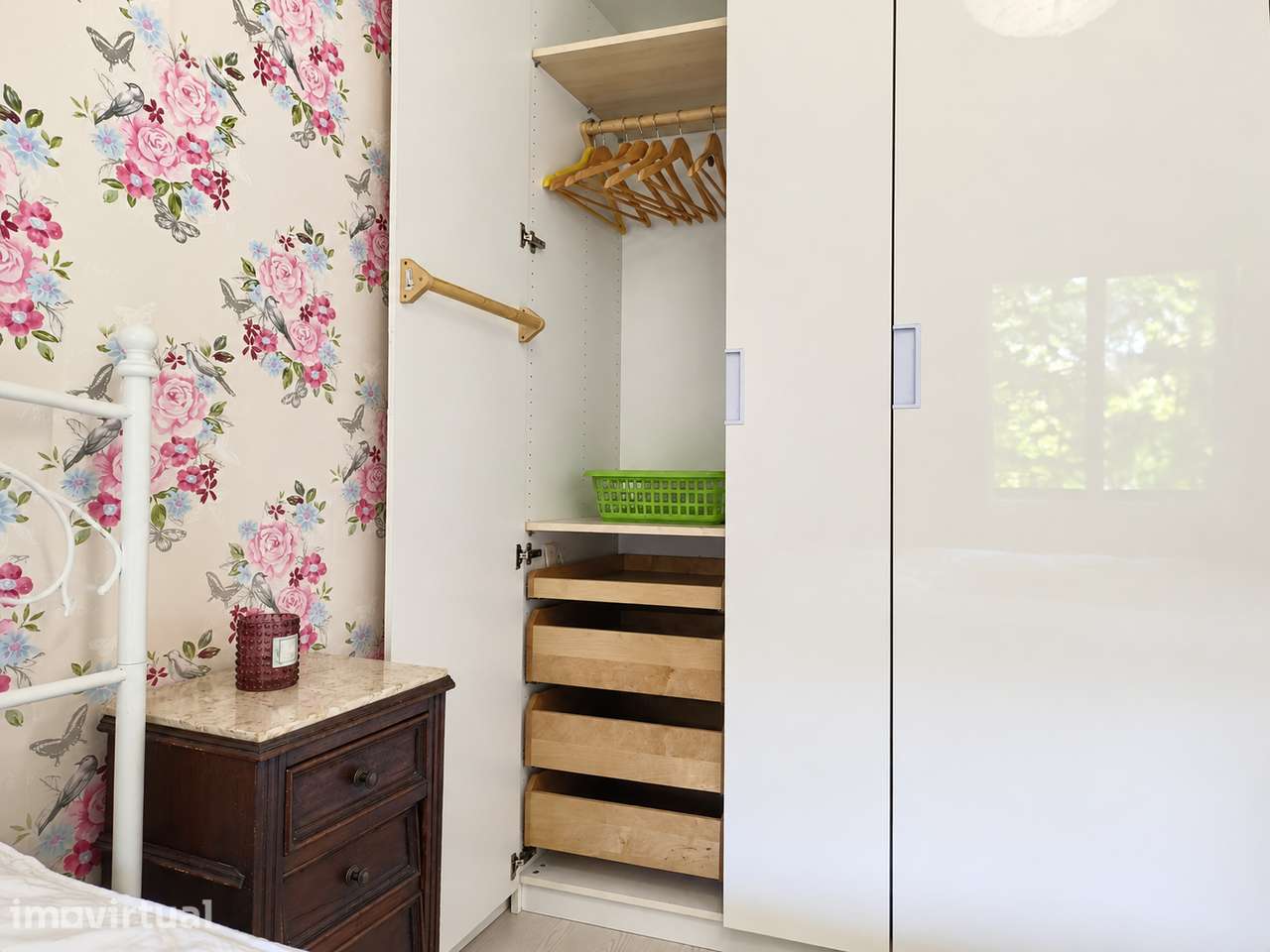 Quarto / Room com Varanda e Workspace | Perto da Praia & NOVA SBE - Grande imagem: 2/10