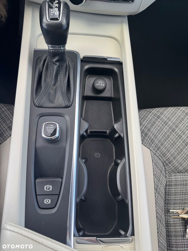 Volvo XC 60 D4 AWD Geartronic Momentum - 28