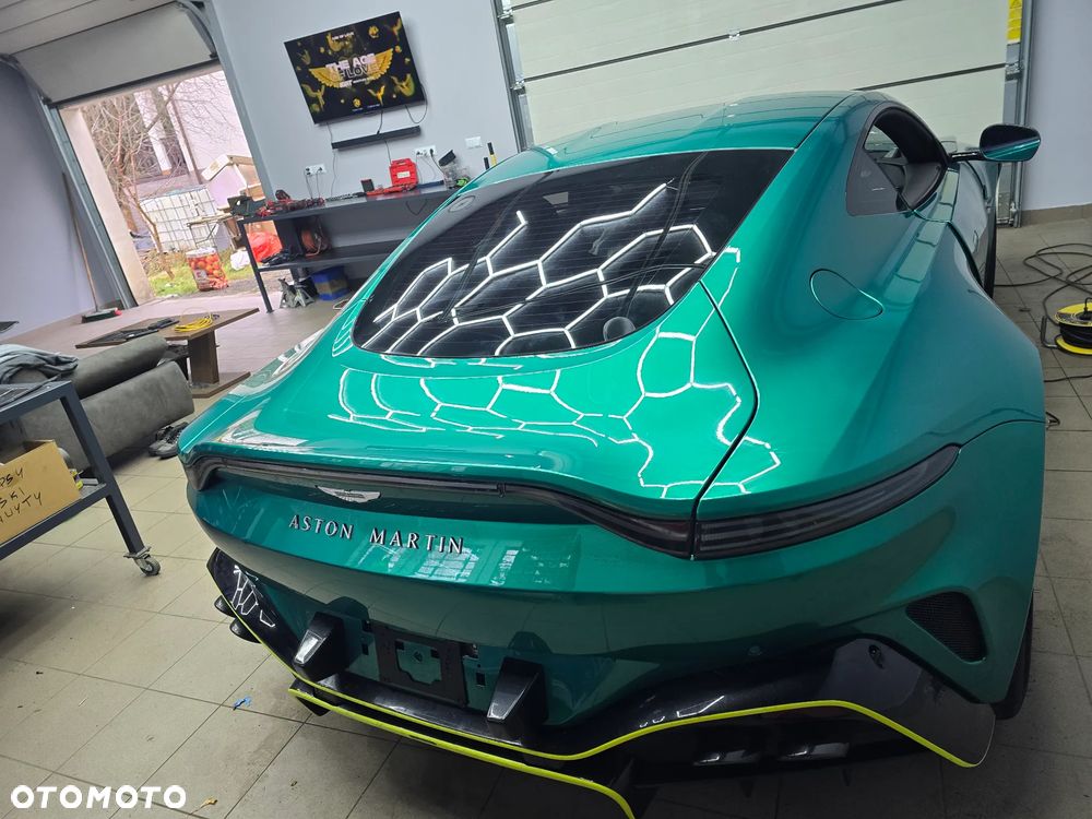 Aston Martin Vantage - 4