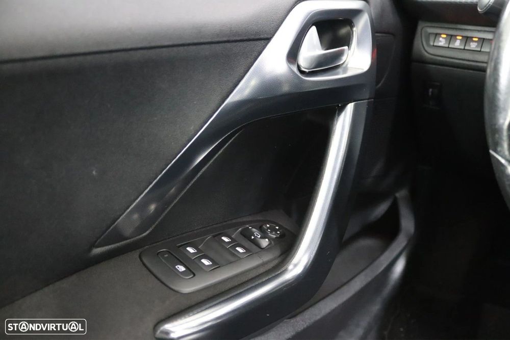 Peugeot 2008 1.2 PureTech Allure EAT6 - 11