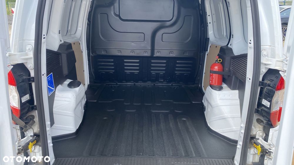 Ford Transit Courier - 17