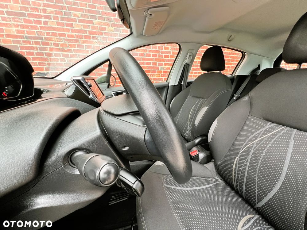 Peugeot 208 - 13