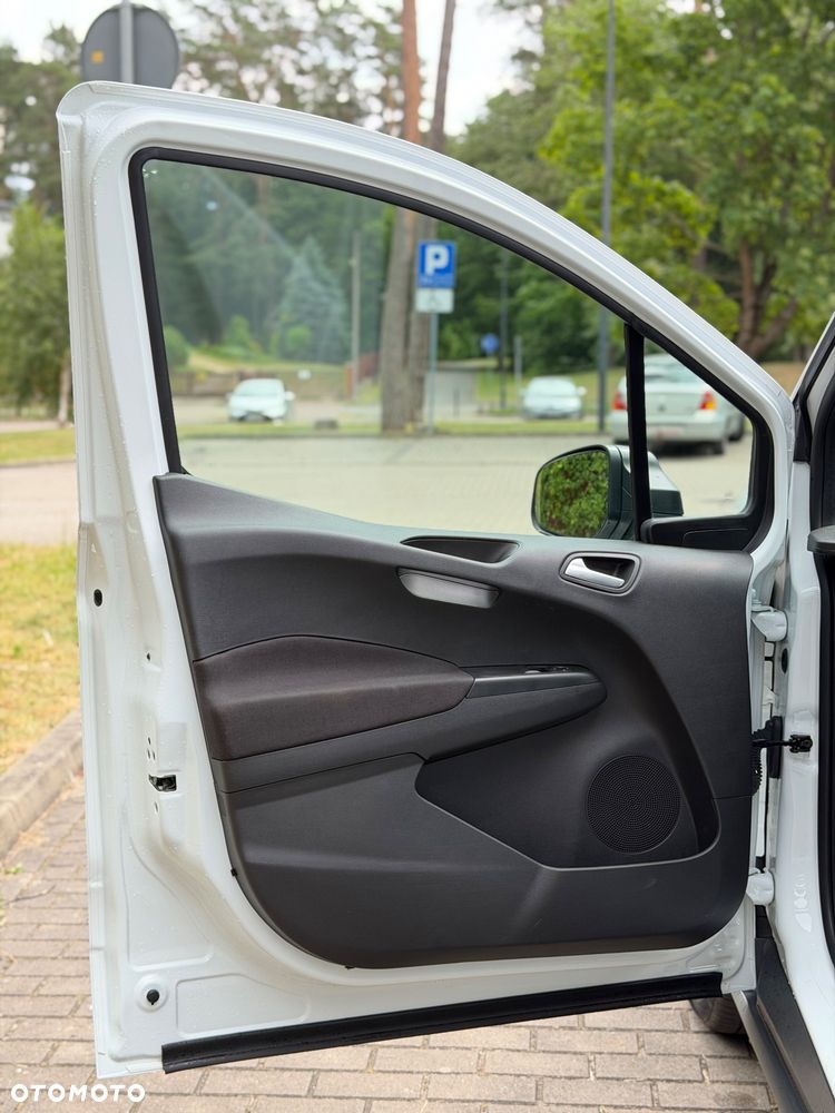 Ford Transit Courier - 17