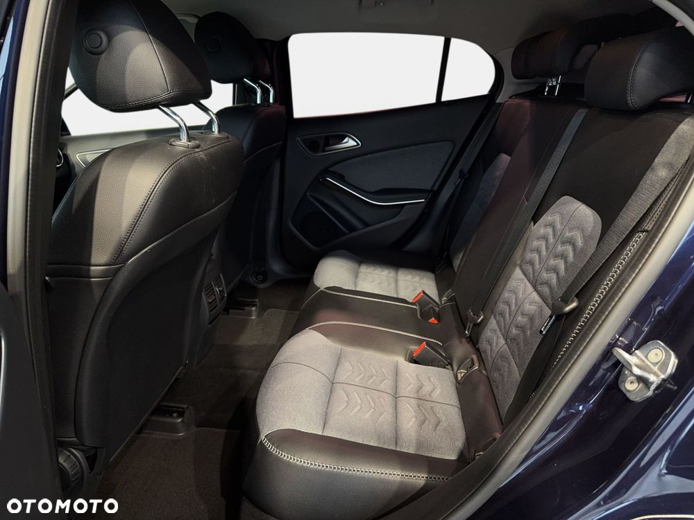 Mercedes-Benz GLA - 12