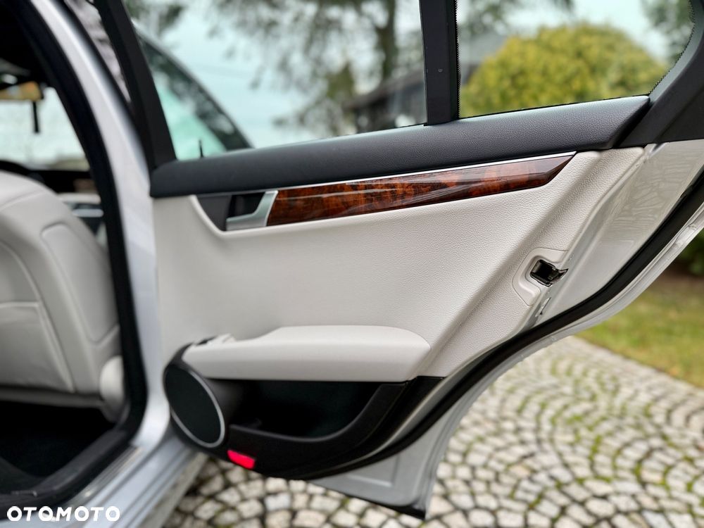 Mercedes-Benz Klasa C 350 4Matic (BlueEFFICIENCY) 7G-TRONIC Elegance - 22