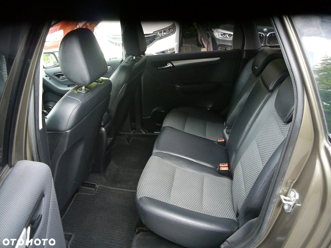 Mercedes-Benz Klasa B 180 BlueEFFICIENCY SPORT EDITION - 26