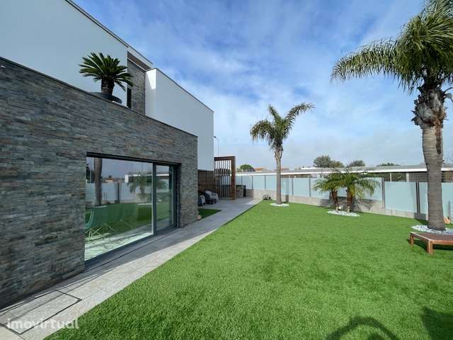 Moradia acabamentos de luxo com 4 suites na Charneca da Caparica - Grande imagem: 2/60