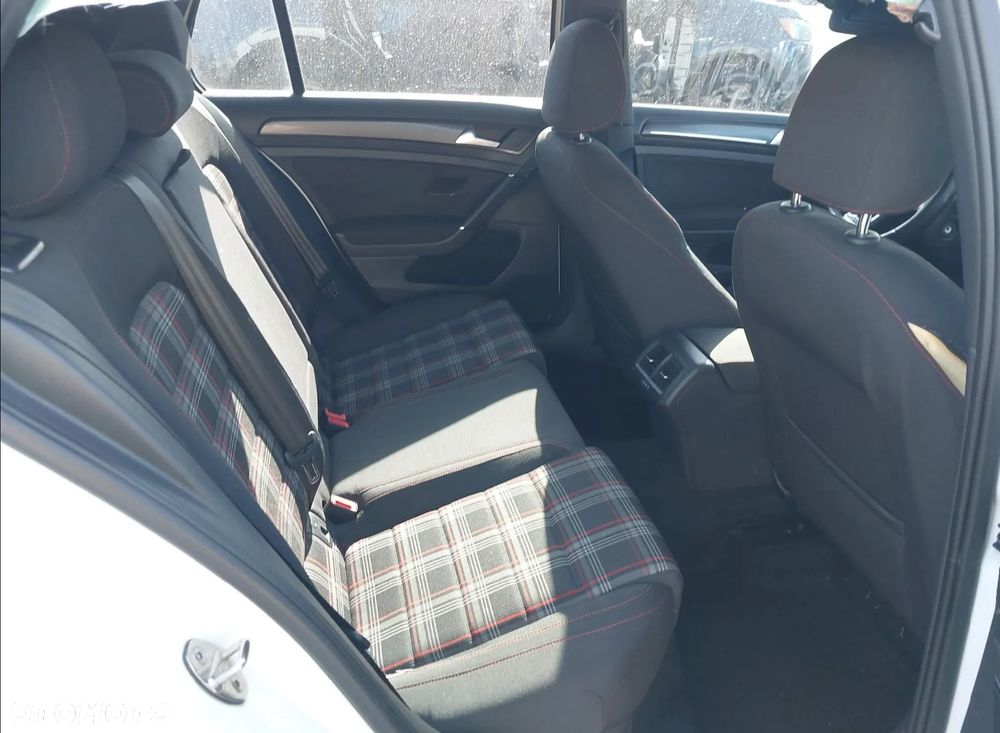 Volkswagen Golf - 10