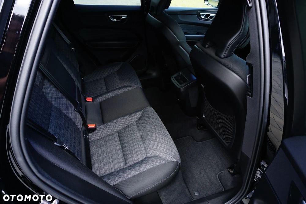 Volvo XC 60 B5 B AWD Momentum Pro - 25
