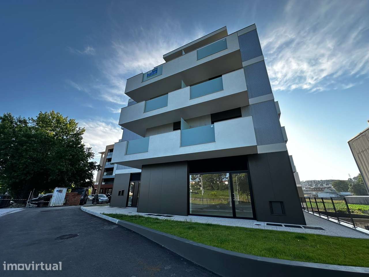 T2 seminovo com varanda em todas as divisões e lugar de garagem - Grande imagem: 2/28