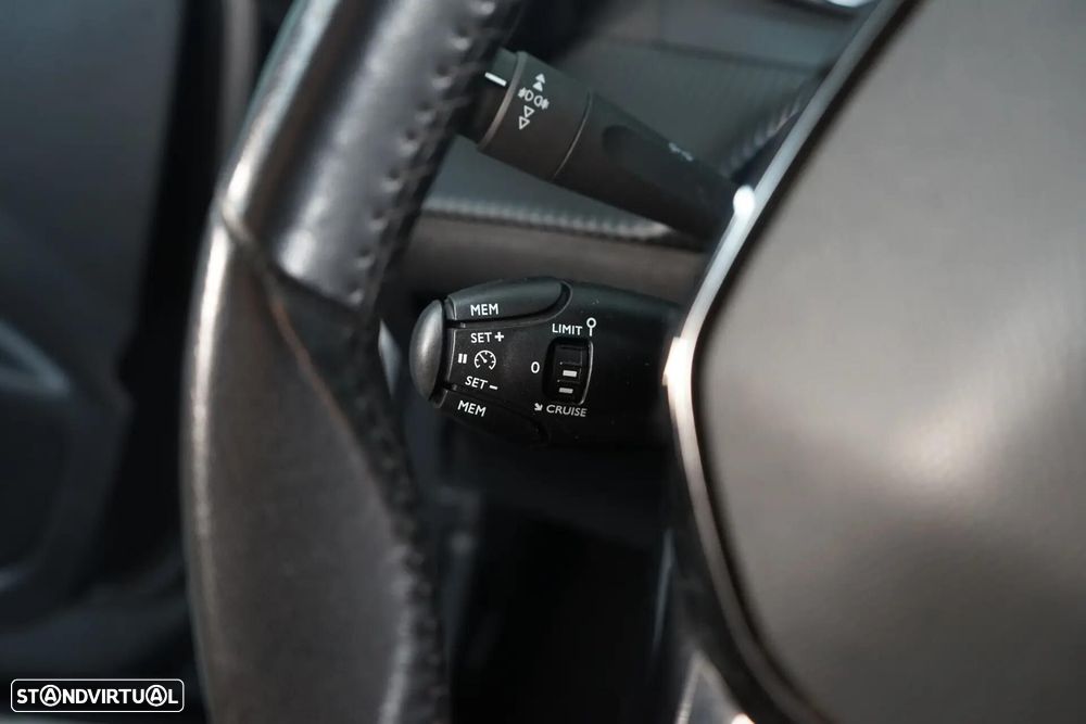Peugeot 2008 1.2 PureTech Allure - 23