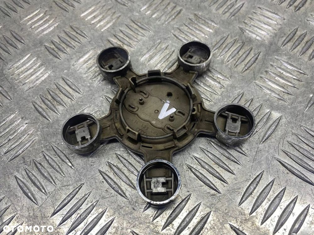 DEKIELEK KOŁPAK EMBLEMAT FELGI AUDI A4 A5 A6 A8 Q5 8R0601165 - 8