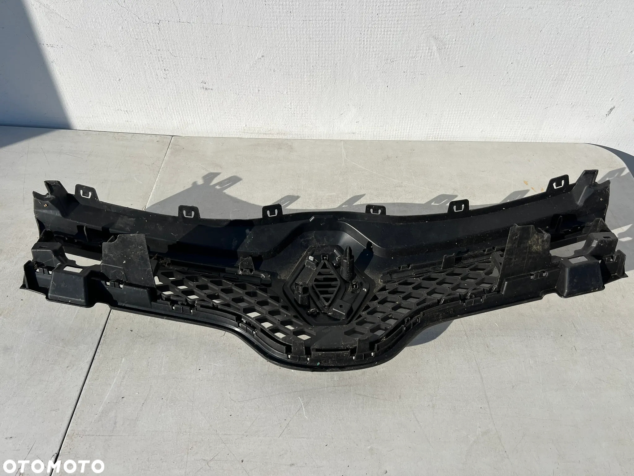ATRAPA GRILL EMBLEMAT PRZÓD RENAULT TWINGO III OE STAN BDB - 2