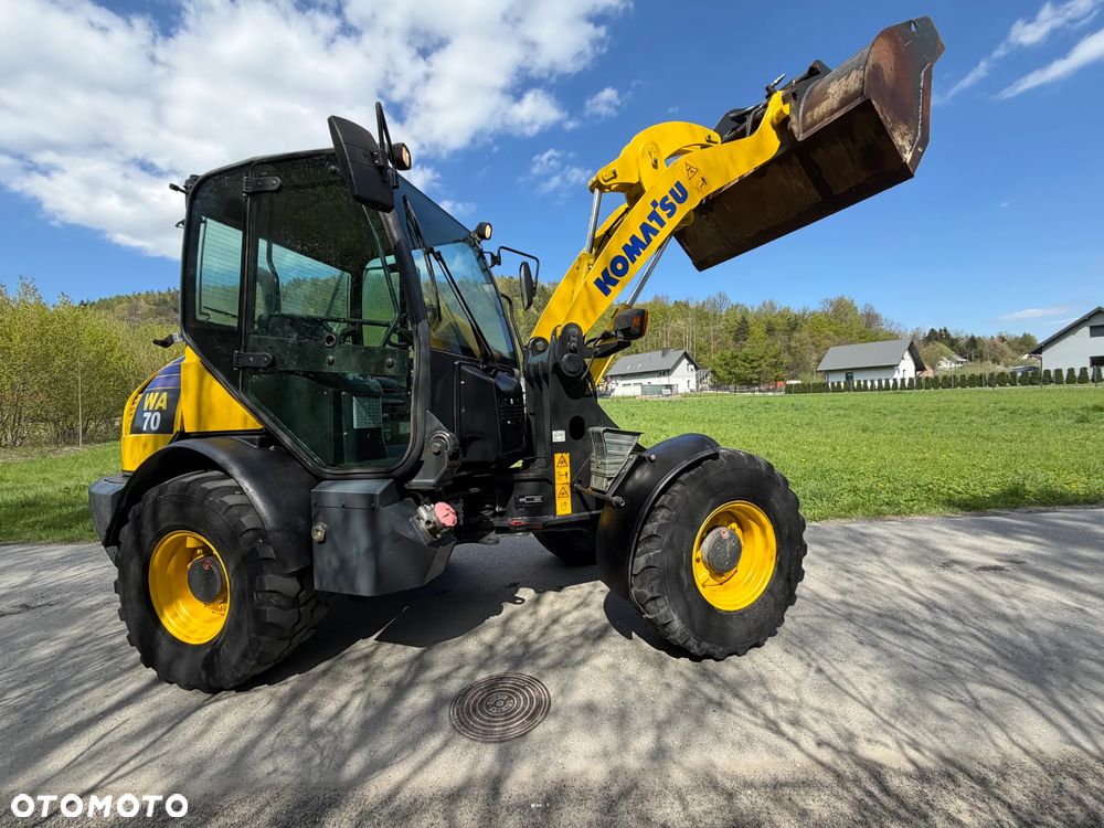 Komatsu WA70-7 Ładowarka Kołowa łamana 2016 rok.  Jak Nowa!  Oryginał łyżka. Mocny silnik 4cylindry. Zero luzów i wycieków. Aktualne Badania DEKRA BMWT. Wielka Okazja. Maszyna jak nowa z Salonu. 4200mtg. Pochodzi z Norweskiego urzędu gminy. Dodatkowe linie Hydrauliczne. Szybka wolna Jazda Rewers Hydrostatic.  Wersja Norwesk Mocne doświetlenie dodatkowe grzanie. kabina Ogrzewana wentylowana! Zmiana Osprzętu Hydrauliczna! - 6
