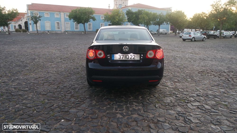 VW Jetta 1.6 TDi Confortline - 4