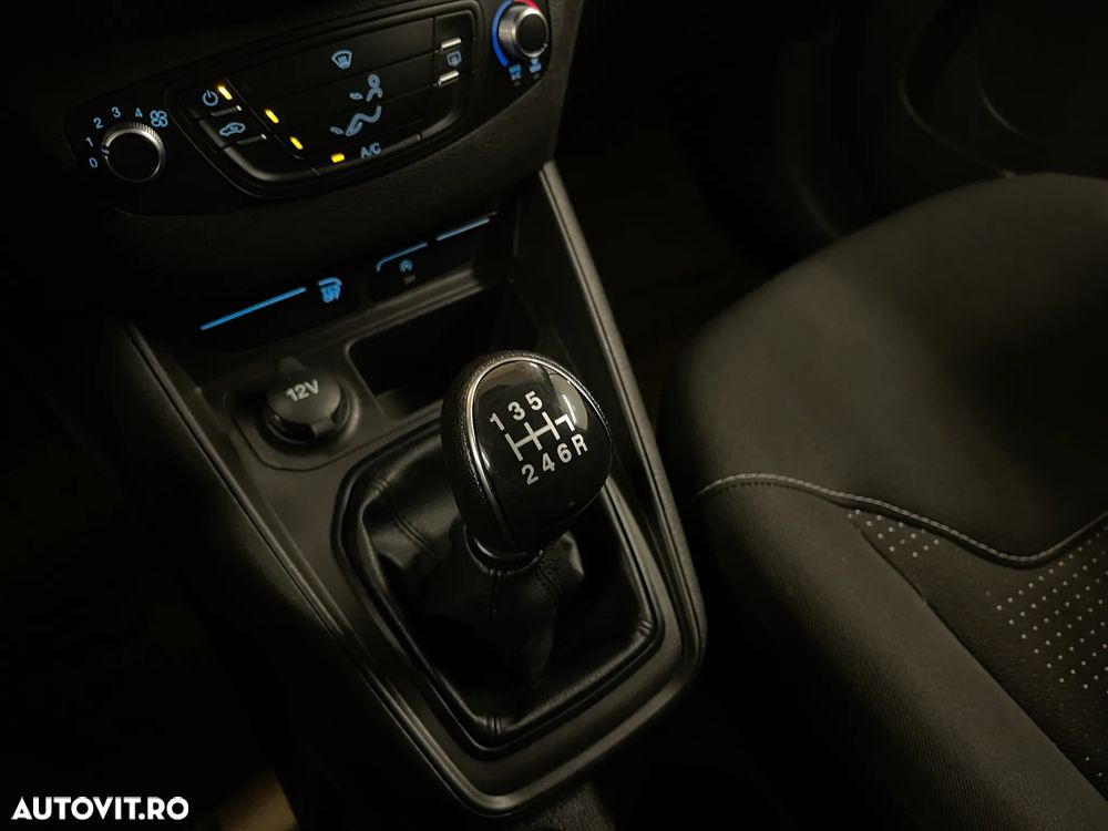 Ford Transit Courier - 13