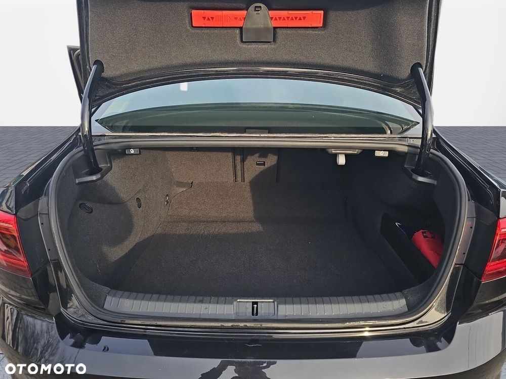 Volkswagen Passat - 16
