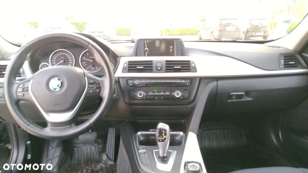 BMW Seria 3 320d xDrive - 25