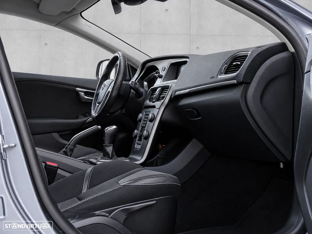 Volvo V40 2.0 D3 Momentum - 25
