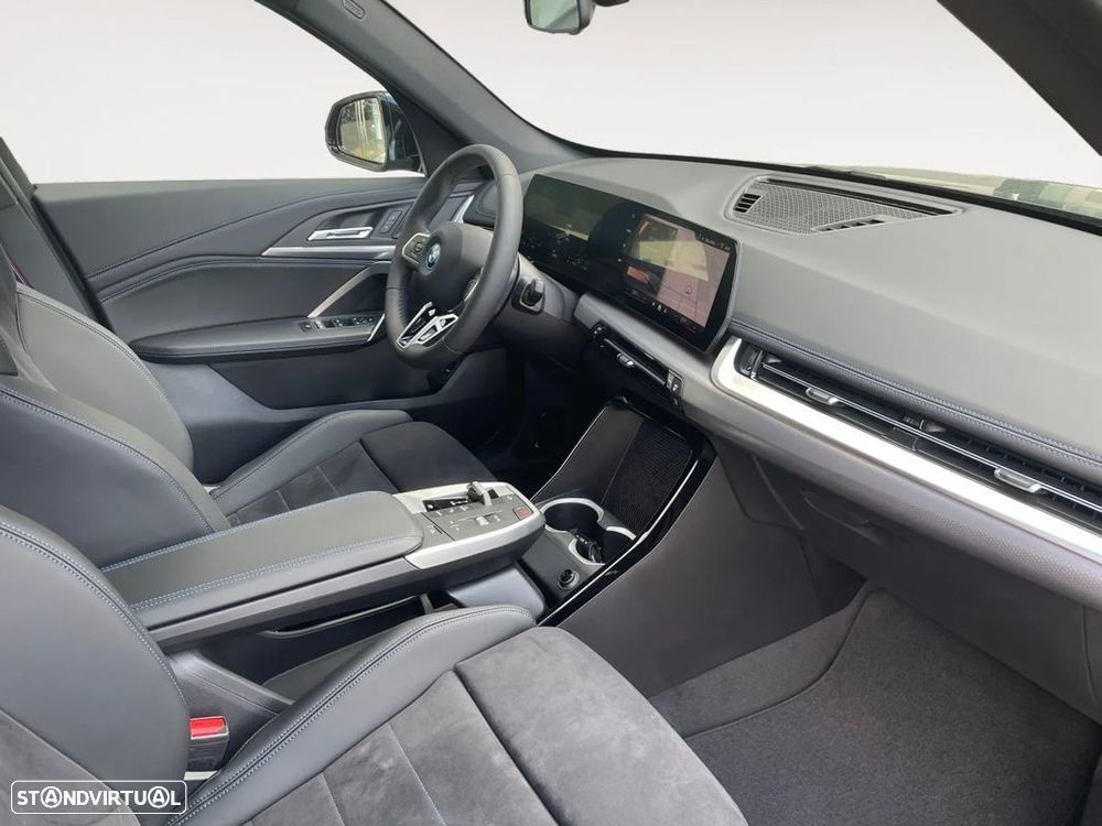 BMW iX1 eDrive20 Pack Desportivo M - 14