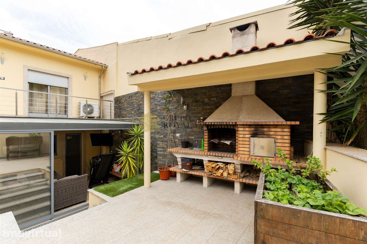 Moradia V2 Duplex com Jardim Privativo, Garagem para 4 Carros e Excele - Grande imagem: 2/33