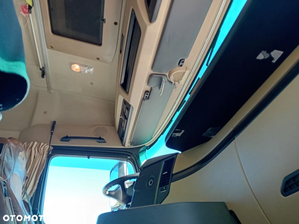 Mercedes-Benz ACTROS - 10