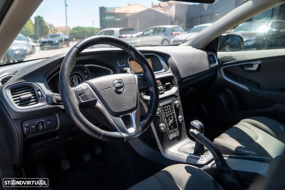 Volvo V40 Cross Country 2.0 D3 Momentum - 4