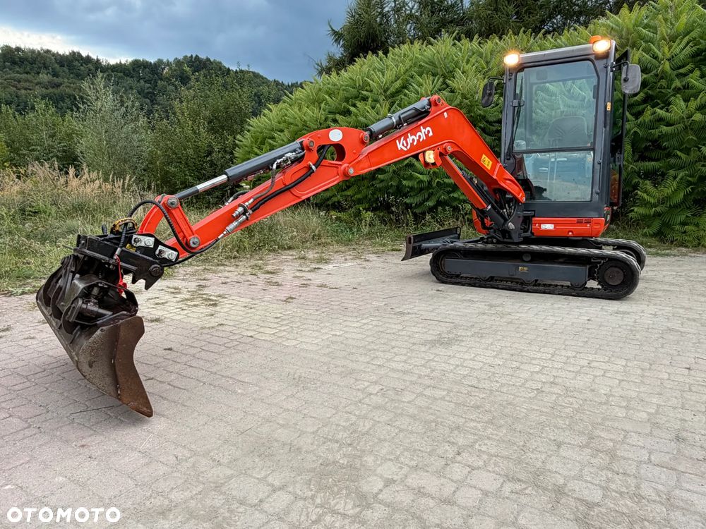 Kubota U27 Minikoparka koparka gąsienicowa 2.8 tony. jak Nówka sztuka z salonu! 2017 rok. 1570mtg. Przywieziona z Gospodarstwa Norweskiego! Zadbana Maszyna ani deka luzów i wycieków. Aktualna Dekra dokumentacja BMWT! Łyżka skarpowa uchylna Hydrauliczna! Szybka wolna jazda. Zamki na tłokach. Wersja Norweska!! OKAZJA Tanio - 4