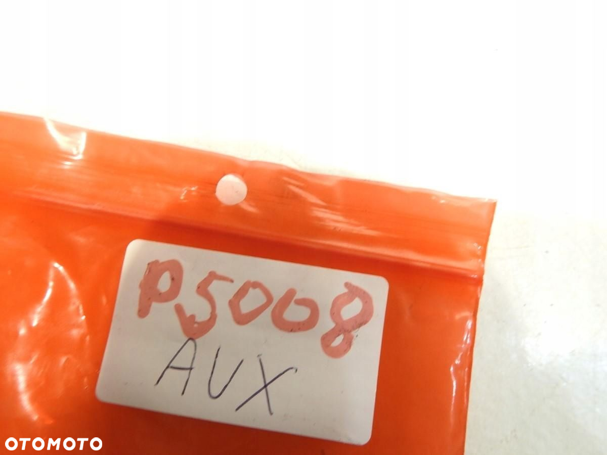 GNIAZDO AUX PEUGEOT 5008 I 9672477880 - 2