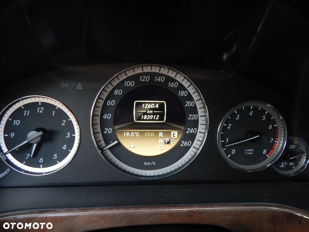 Mercedes-Benz Klasa E 250 BlueEFFICIENCY 7G-TRONIC Elegance - 35