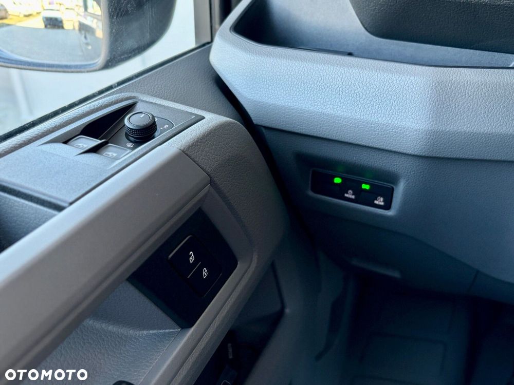 Volkswagen Crafter 35 Furgon z wysokim dachem silnik: 2,0 l EU6 SCR 177 KM / skrzynia biegów: Przedni napęd manualna 6-biegowa rozstaw osi: 4490 mm - 28