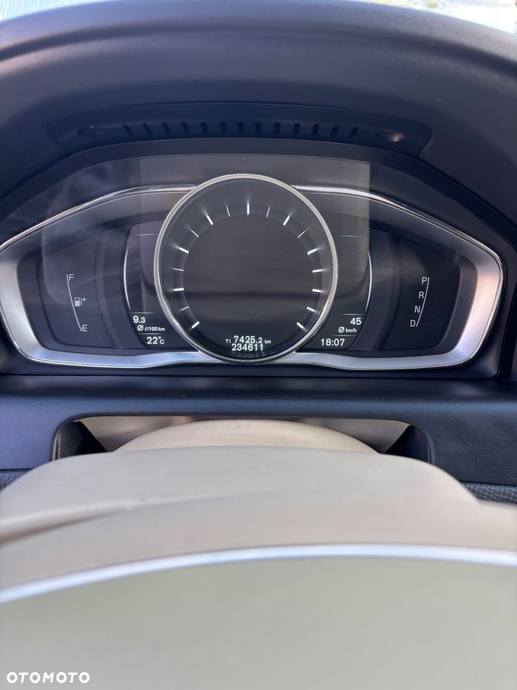 Volvo XC 60 B5 B AWD Essential - 23