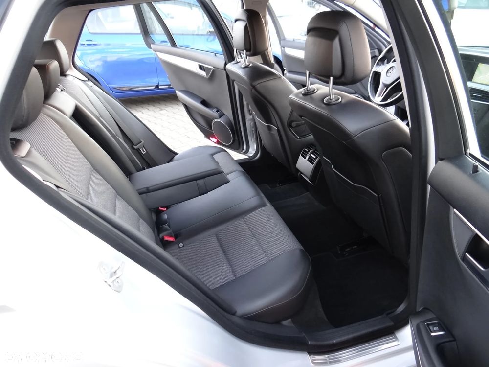 Mercedes-Benz Klasa C 180 CGI BlueEff Avantgarde - 35