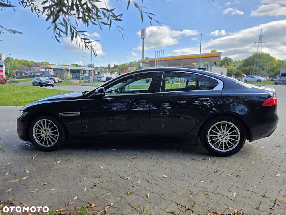 Jaguar XE 2.0 D Prestige - 8