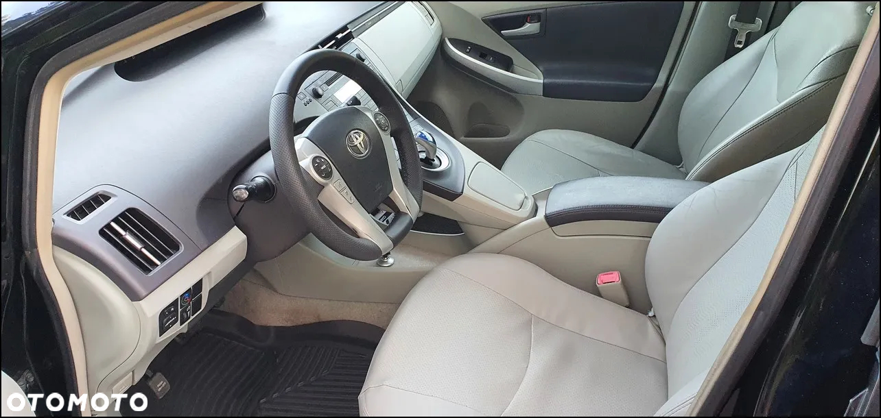 Toyota Prius 1.8 HSD Prestige - 11